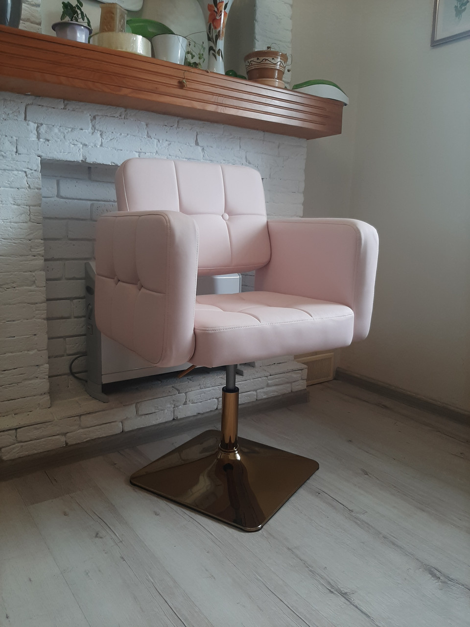 Перукарське крісло на пневматиці Beatrice HC181NK рожевий опора золота
