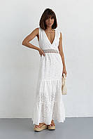 Женское белое длинное платье из прошвы и кружевом на талии