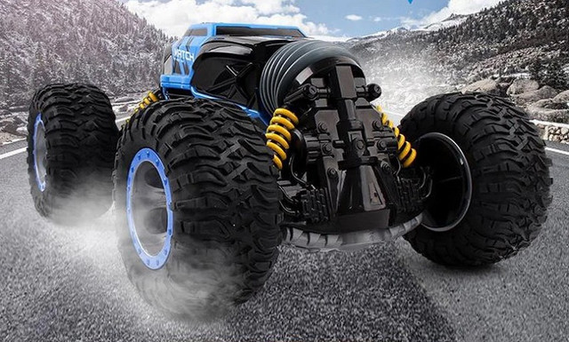 Машинка всюдихід на пульті керування