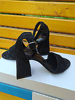Женские черные босоножки из натурального велюра на каблуке