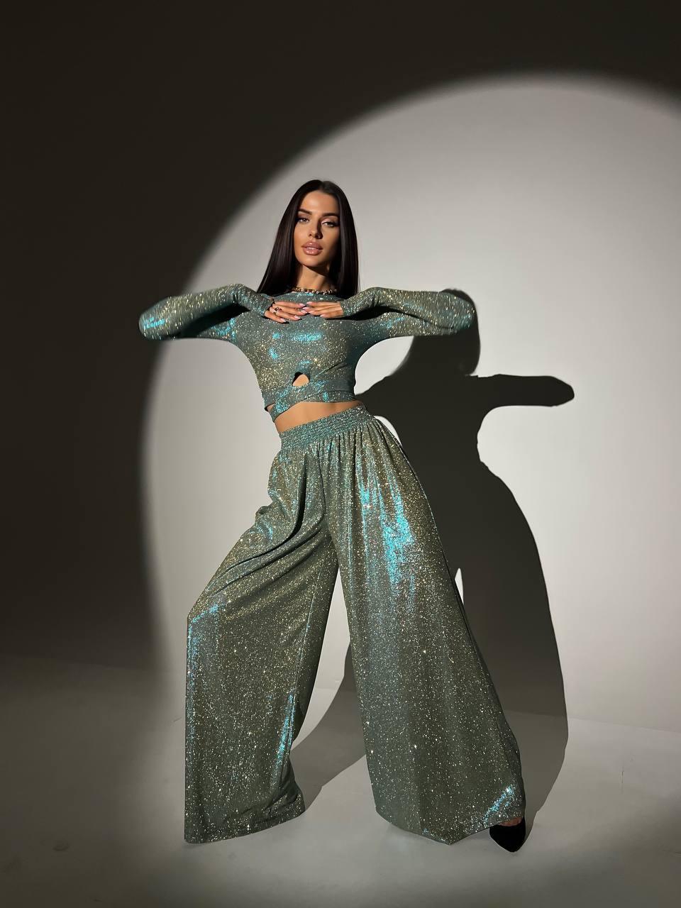 Блискучий трикотажний костюм укорочений топ і брюки кльош з люрексовим напиленням Dvk5498