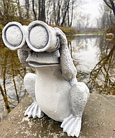 Садова декоративна фігура з бетону жаба з біноклем 27см