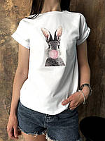 Женская футболка с принтом Кролик с жвачкой со спущенным плечом