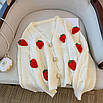 Кардиган жіночий об'ємний, вільний, з полуницею об'ємної в'язки светр із полуничками оверсайз Білий, фото 3