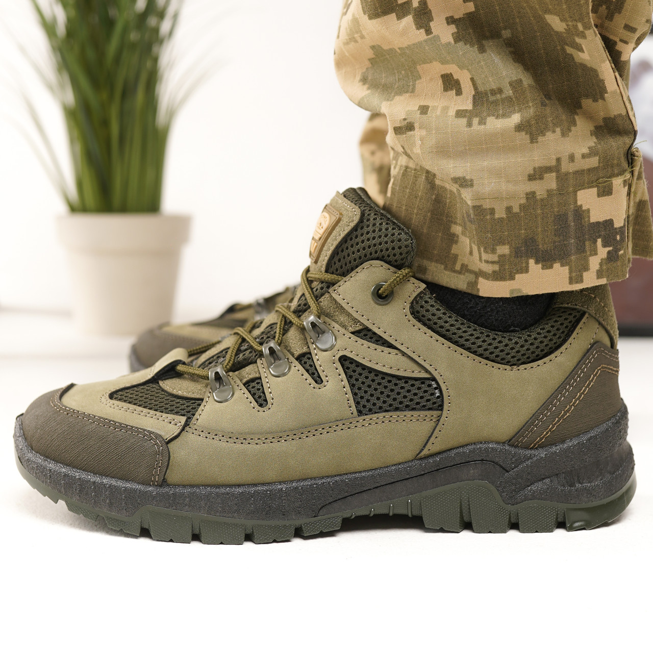 Чоловічі тактичні кросівки кольору хакі