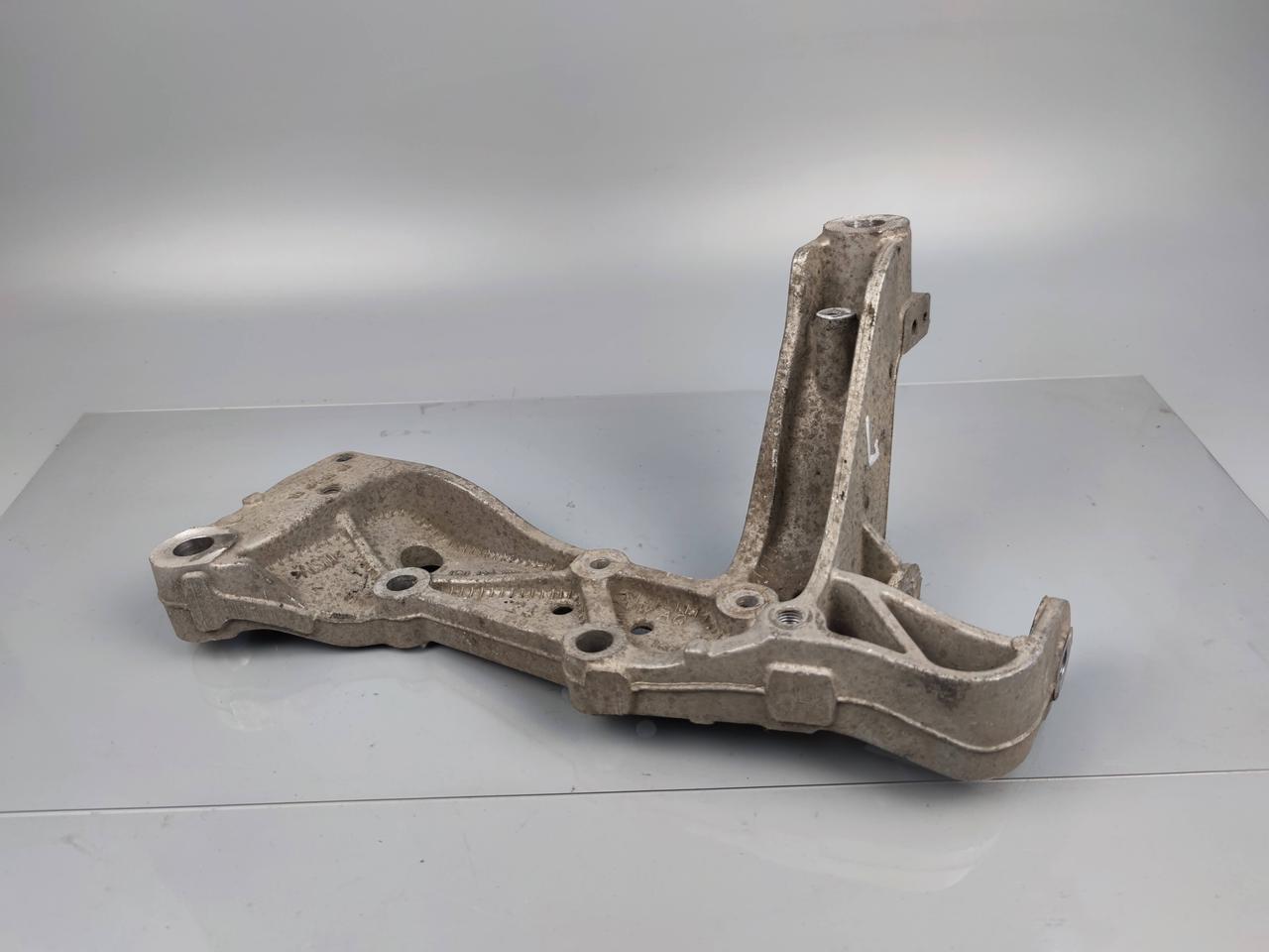 Кронштейн передньої балки лівий 1K0199295F 1K0199295E Skoda Octavia A5