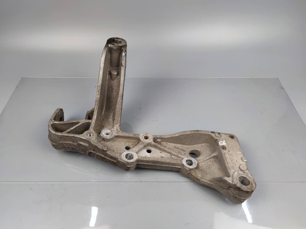 Кронштейн передньої балки правий 1K0199296F 1K0199296E Skoda Octavia A5