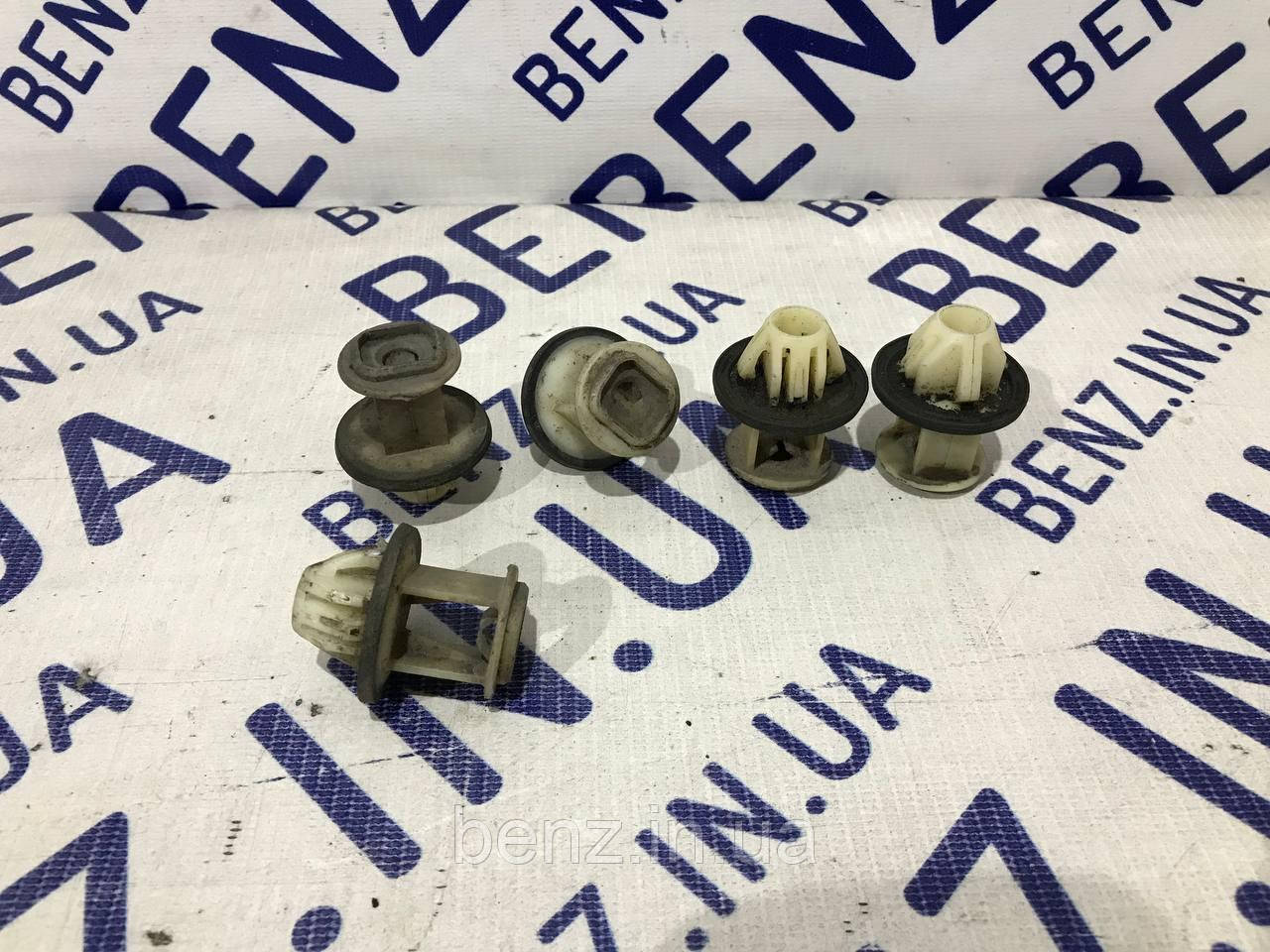 Кліпса кріплення порогу нижня Mercedes S212, W212, W204 A0009917298