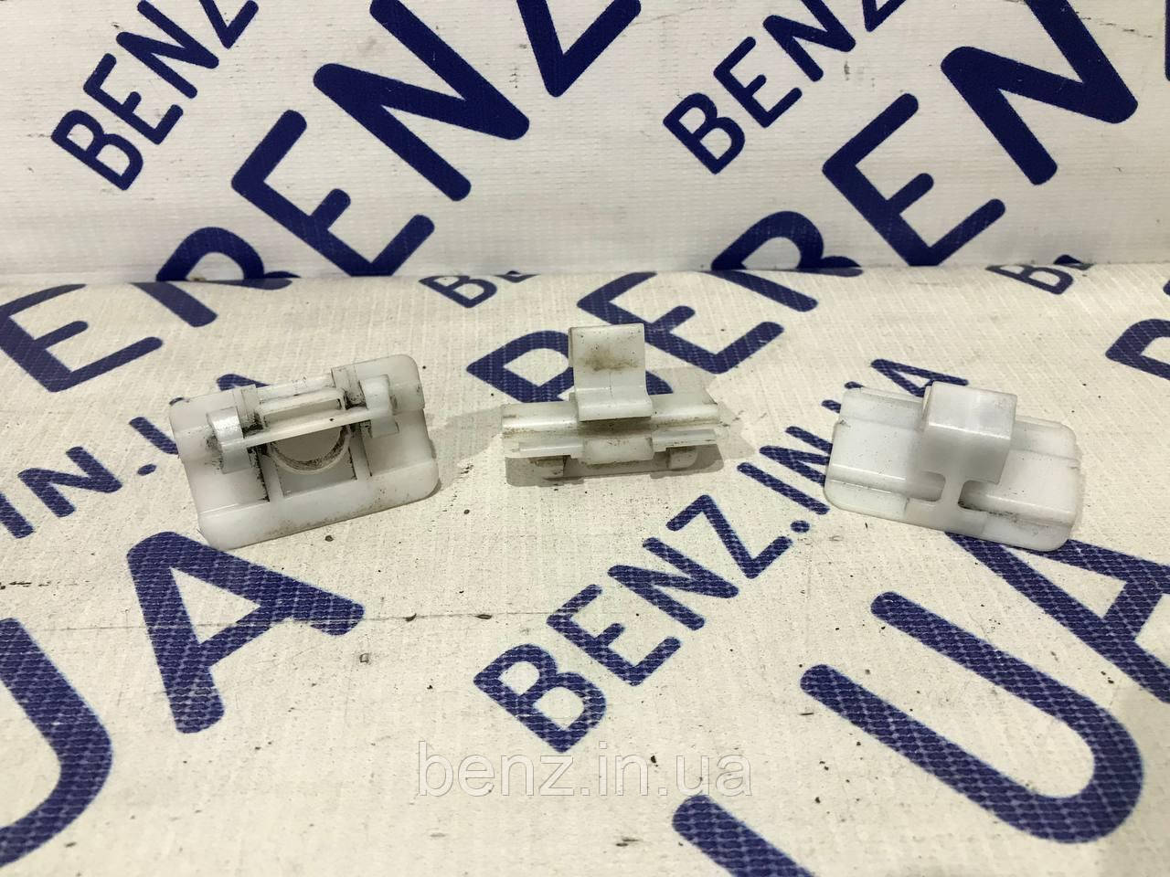 Кліпса кріплення порогу нижня Mercedes S212, W212 A0019910271