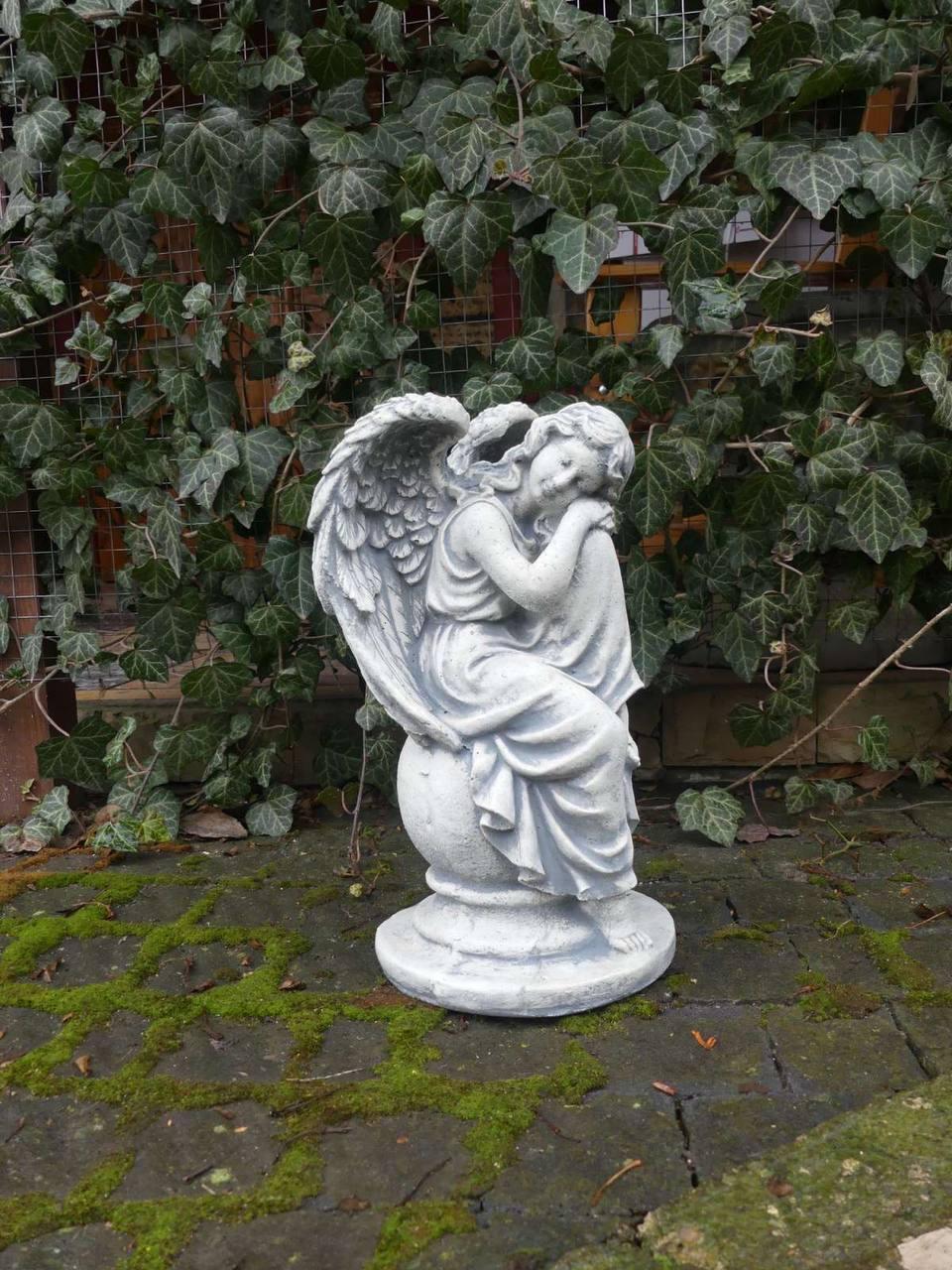 Бетонна декоративна садова фігурка Ангел на кулі спить 34 см, фото 1