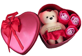 Подарунковий набір Коробка у формі серця з мильною квіткою з 3 трояндами 1 ведмедик В асортименті Рожевий