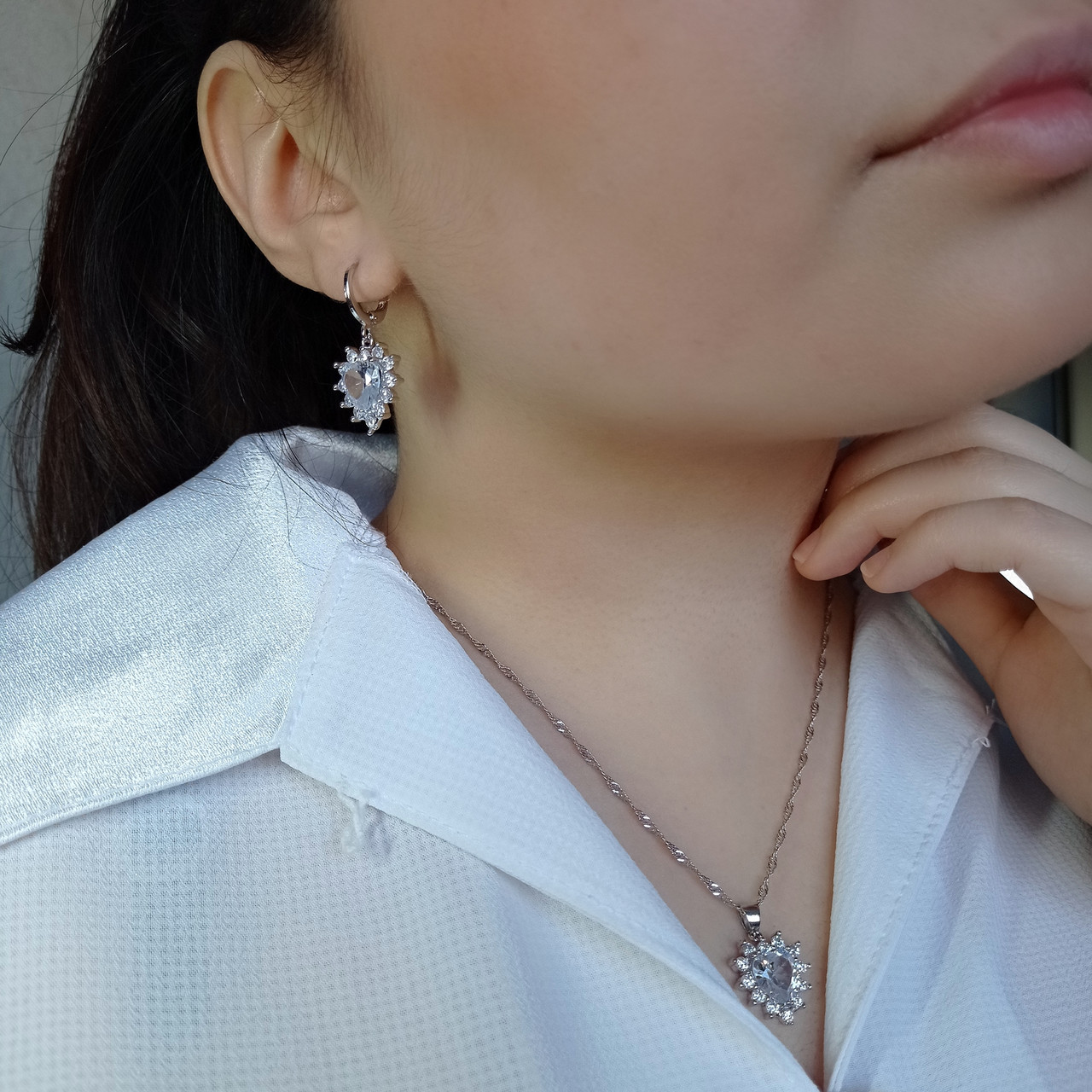 Набір "Сердечки Цирконій у сріблі" кольє та сережки з ювелірного сплаву - оригінальний подарунок дівчині