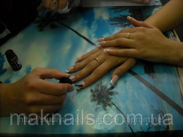 Курси нарощування та дизайну нігтів в студії MAKNAILS