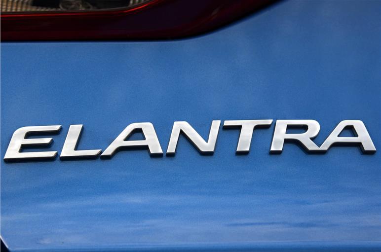 Шильдик емблема напис на багажник HYUNDAI Elantra Хюндай Елантра колір хром