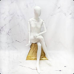 Манекен жіночий сидячий з білими дерев'яними шарнірними руками для магазину одягу