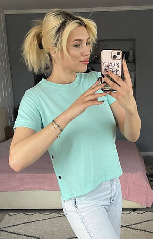 Жіноча футболка в блакитному кольорі з заклепками по бокам, фото 1