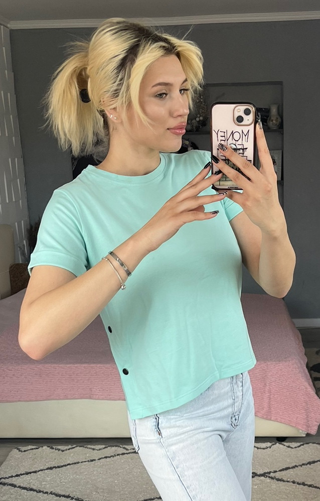 Жіноча футболка в блакитному кольорі з заклепками по бокам