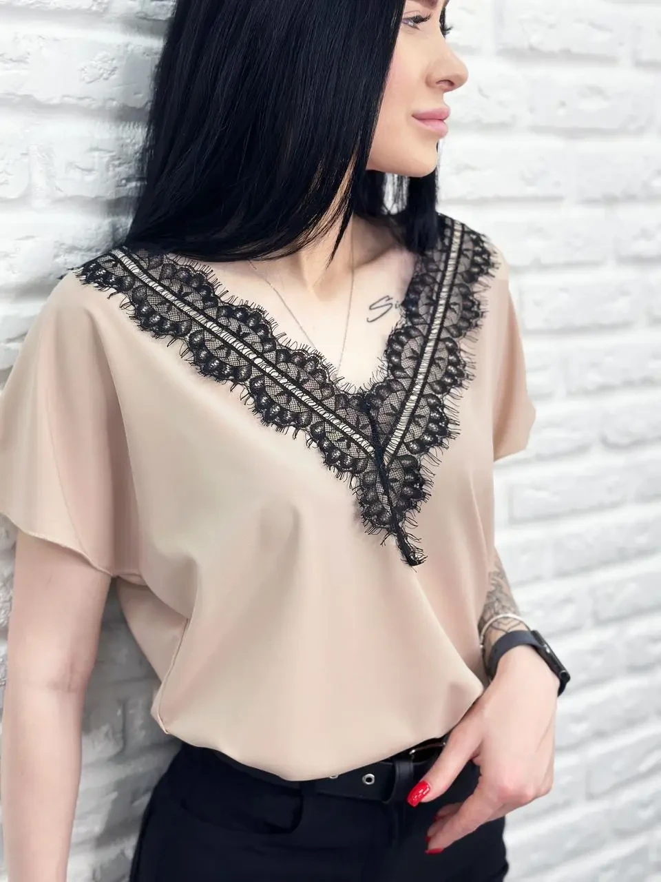 Літня блуза з глибоким вирізом декольте прикрашена мереживом