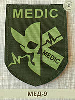 Шеврон медик (MEDIC) с черепом олива щит. Нарукавный знак для медицинских сил на липучке (арт. МЕД-9)