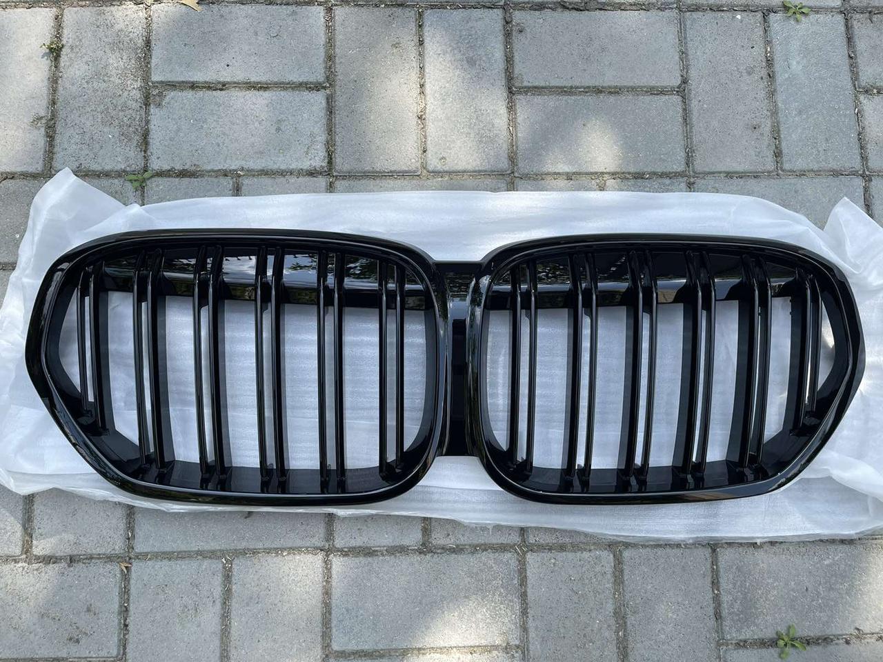 Решітка радіатора BMW X1 F48 (2019+) тюнінг ноздрі стиль M (чорний глянц)