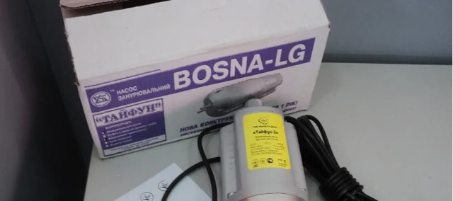 Вибрационный насос Тайфун 2 Вибрационный насос Тайфун 2 на столе