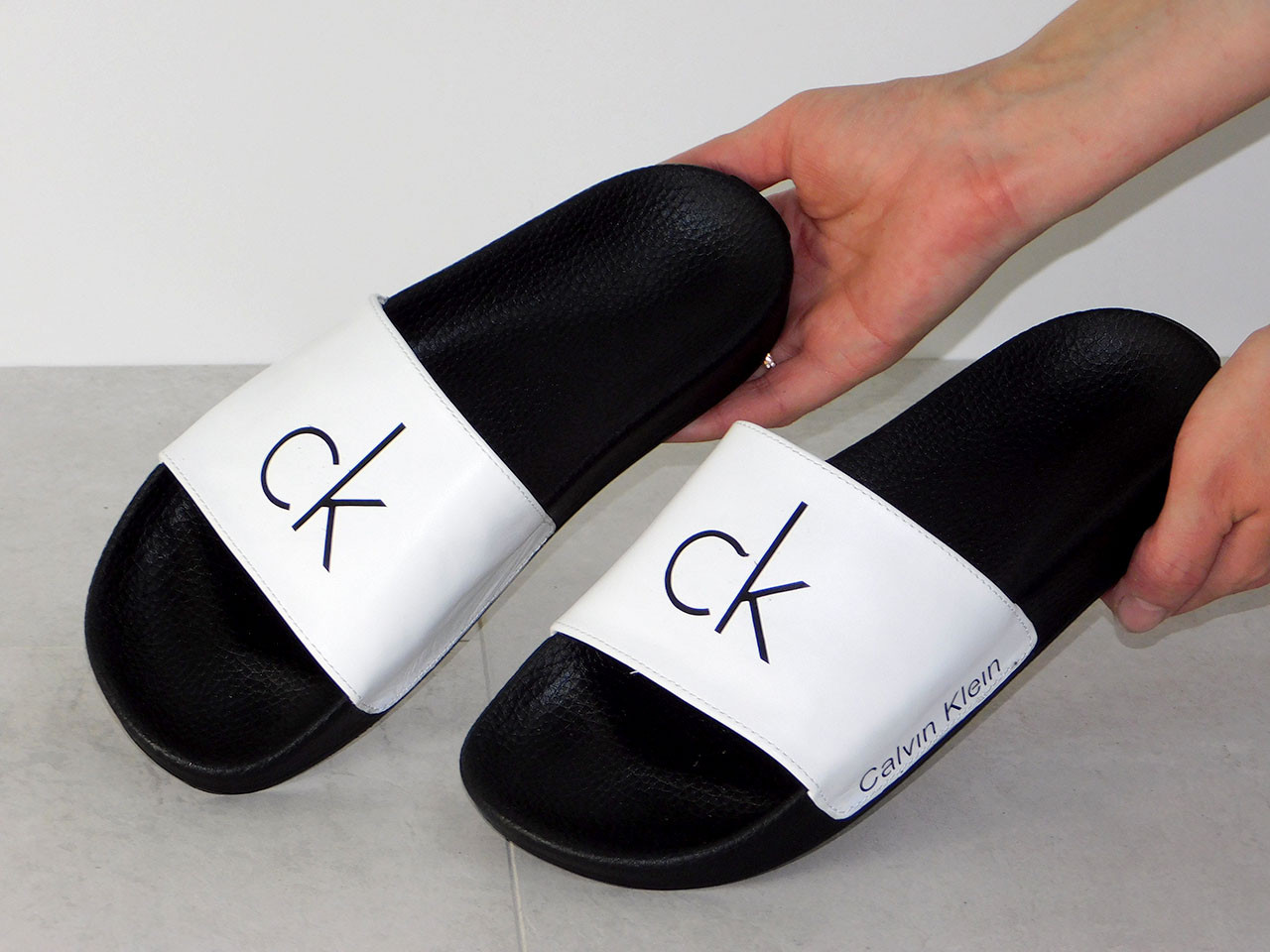 Чоловічі шкіряні шльопки білі Calvin Klein