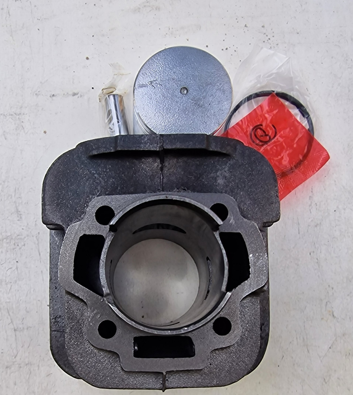 Генератор 1200, ЕТ-950 Циліндр із поршнем, кільцями, пальцем, стопорами, фото 1