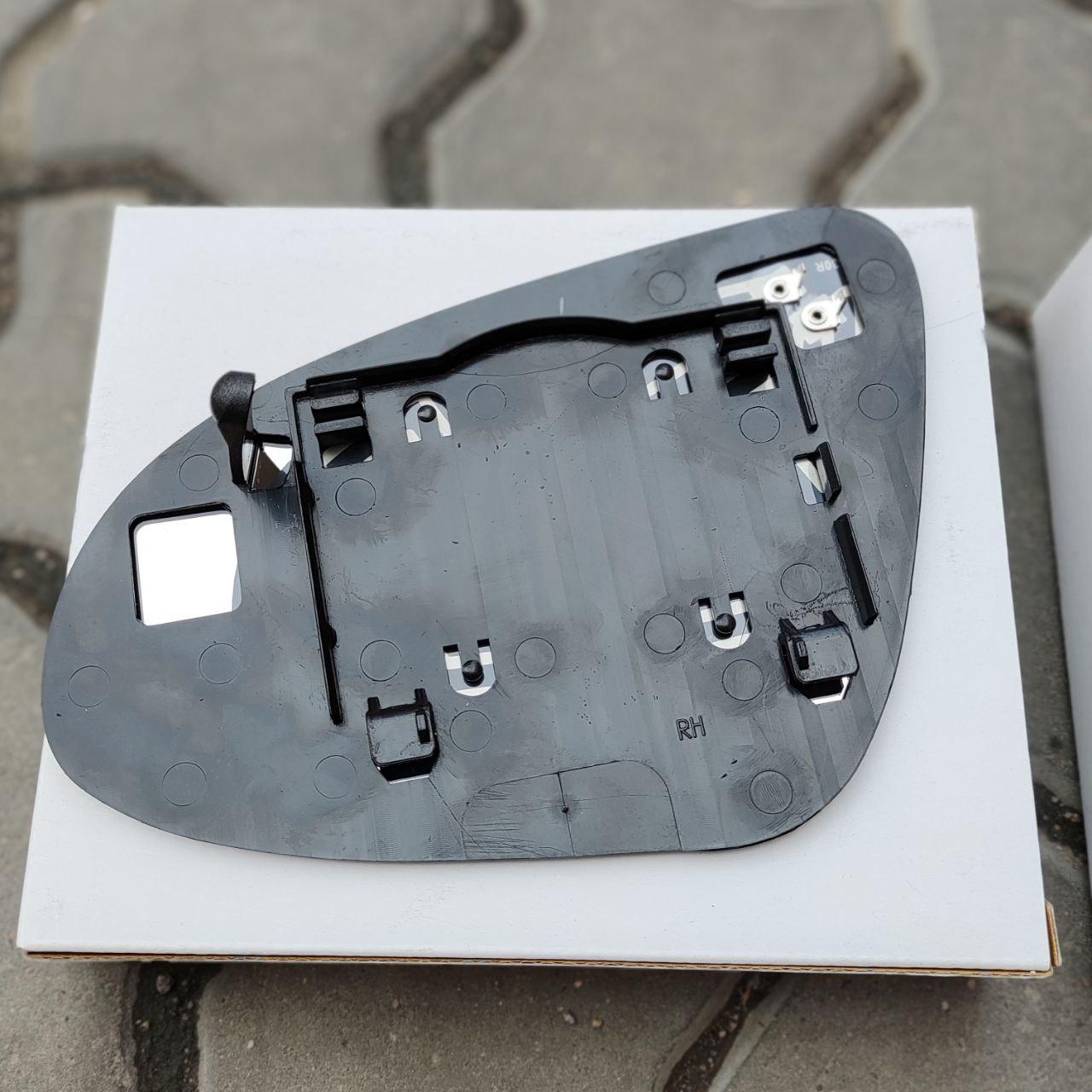 Toyota Prius C (Тойота Пріус С) вкладиш дзеркала (дзеркальний елемент) правий, фото 1