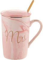 Кружка фарфоровая Coffee Prelude "Mrs" 420мл с крышкой и ложкой, розовый мрамор