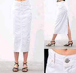 Жіноча подовжена біла джинсова спідниця з високим розрізом ззаду