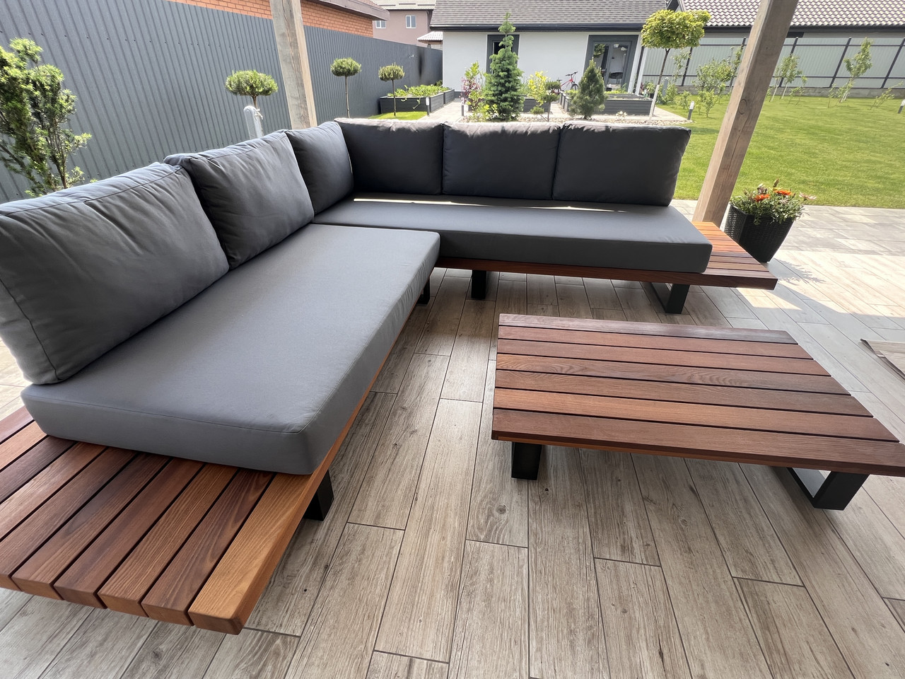 Комплект меблів для тераси, кутовий лаунж диван та столик. Модель Timber.
