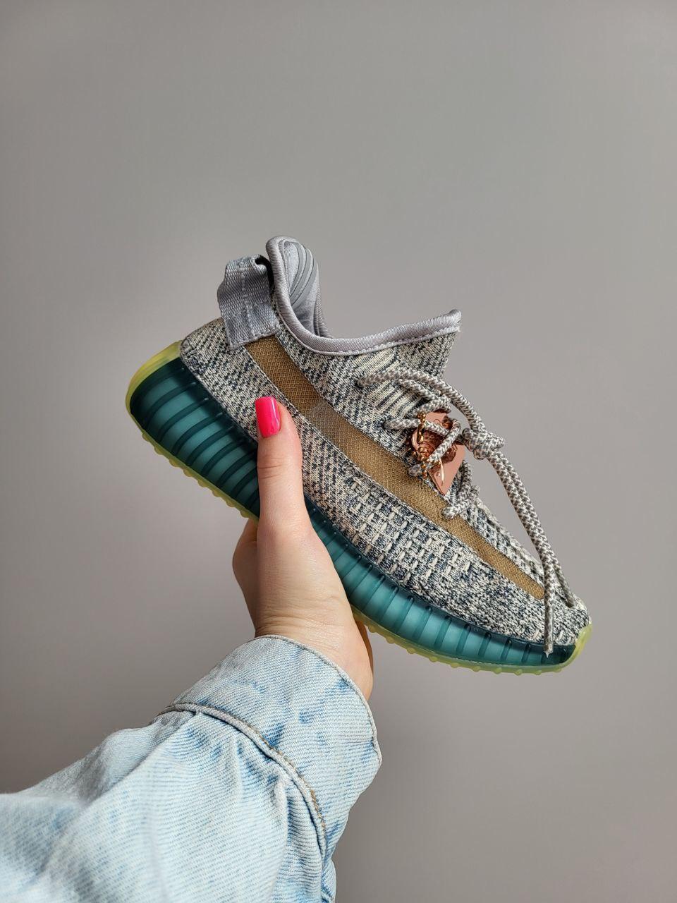 Жіночі кросівки Adidas Yeezy 350 Green літні сірий із зеленим текстильними шибками, фото 1