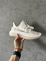 Женские кроссовки Adidas Yeezy 350 v2 triple white летние белый коричневая пятка текстильные изи