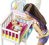 Уцінка Барбі скіпер із ліжечком і двома малюками Barbie Skipper Babysitters Inc Dolls Playset Skipper GFL38, фото 6