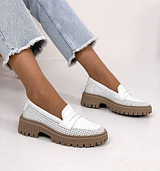 Стильні білі шкіряні туфлі лофери на бежевій підошві жіночі