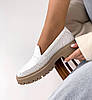 Стильні білі шкіряні туфлі лофери на бежевій підошві жіночі, фото 3
