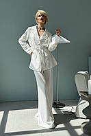 Летний женский брючный костюм из льна с пиджаком и поясом белый