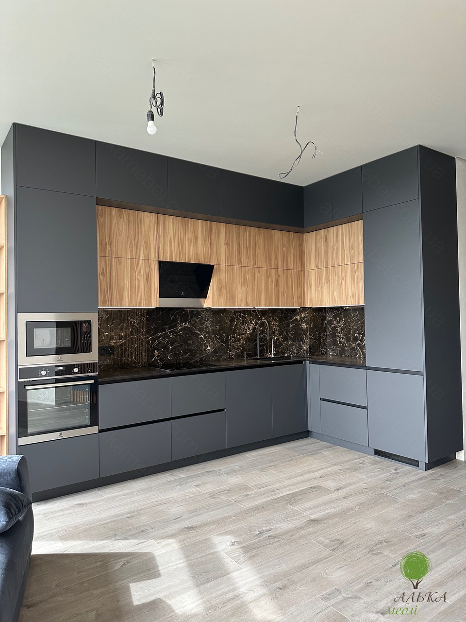 Графітова кухня в сучасному стилі з фурнітурою Blum