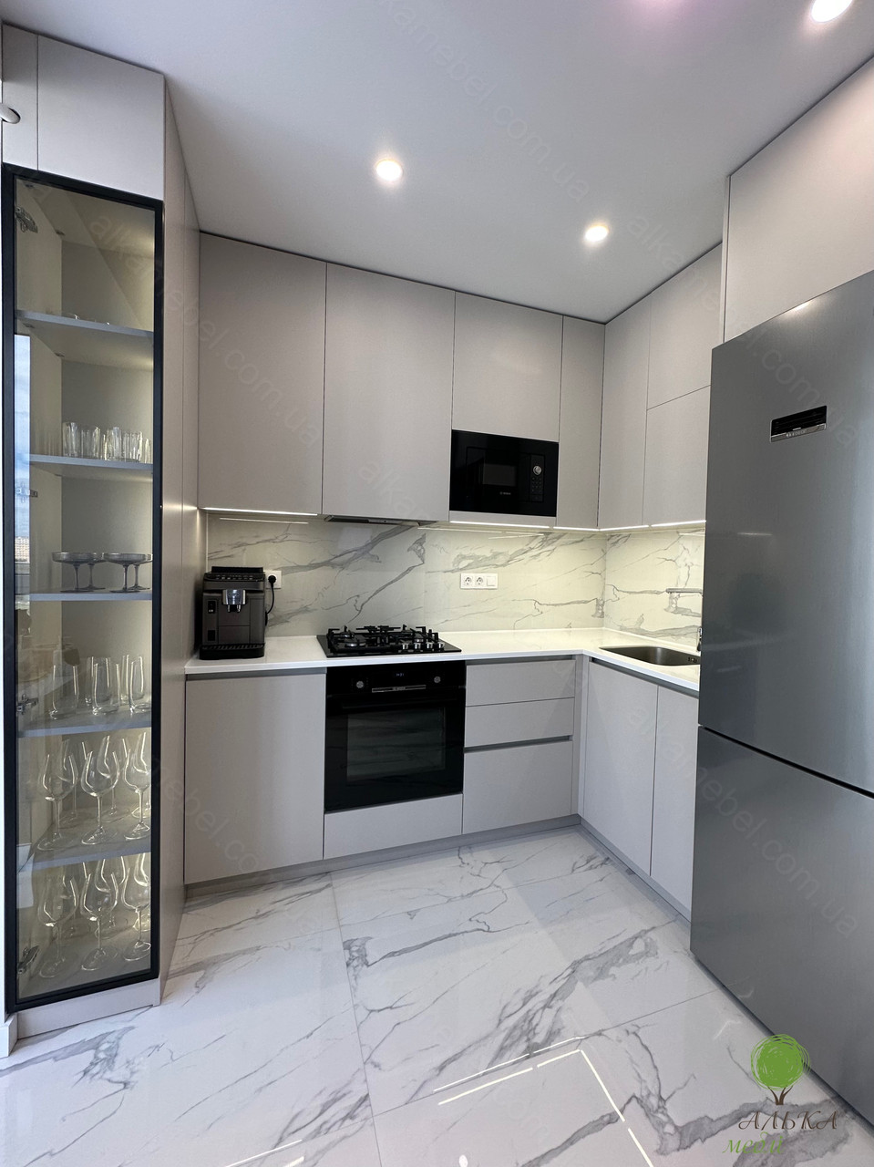 Кухня на замовлення в кольорі кашемір з фурнітурою blum