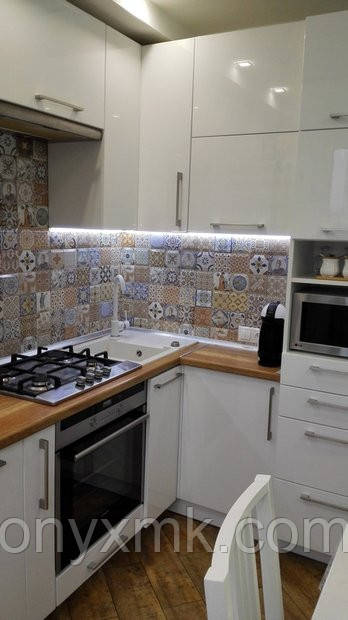 Глянсова біла кухня та Стільниця з дерева