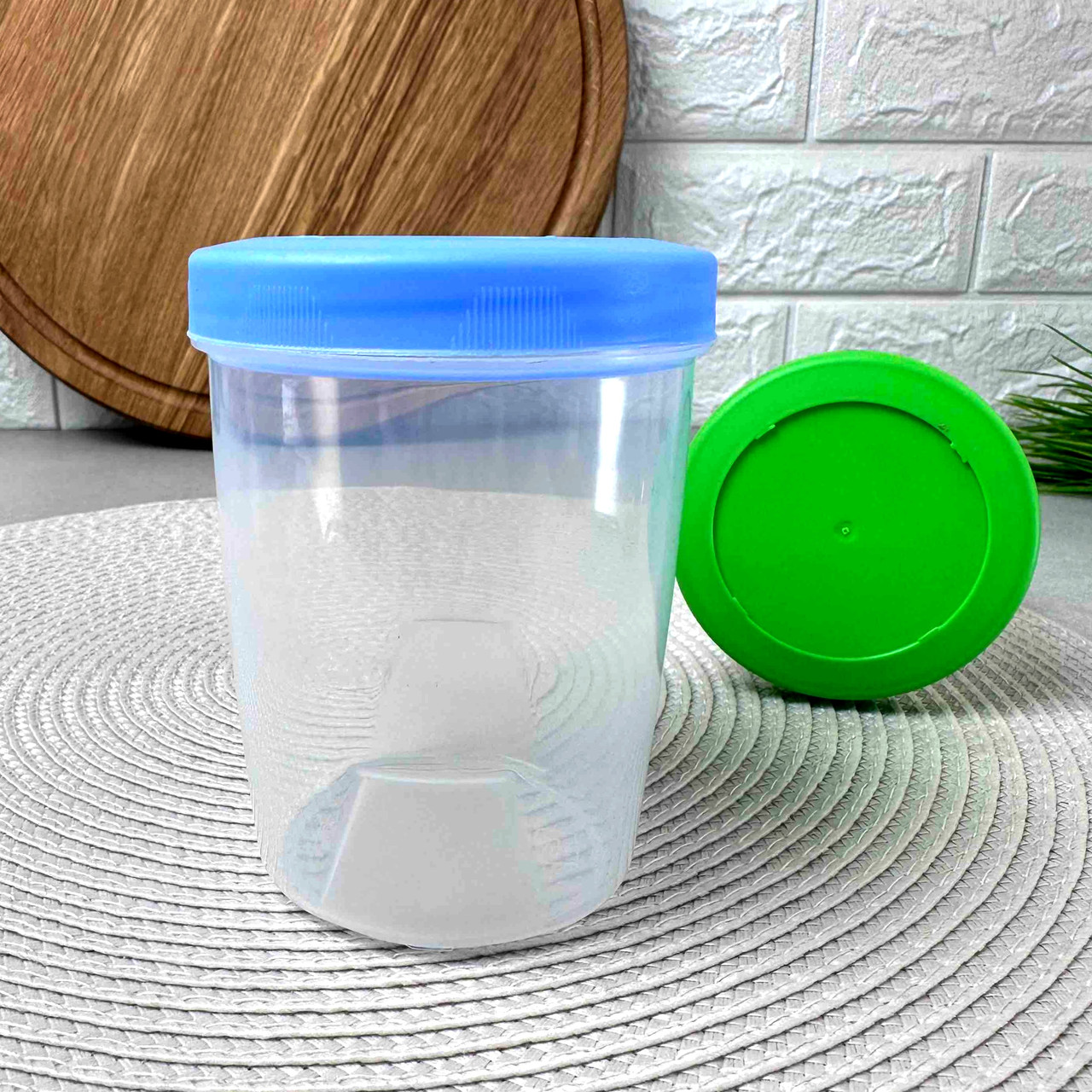 Маленька пластикова банка 0.3л Вінтаж із кришкою, що закручується.