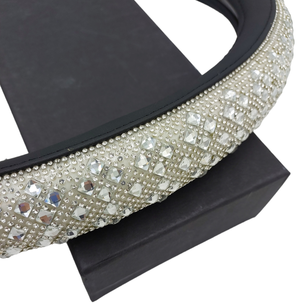 Жіночий чохол на кермо з білими стразами Crystal glamour