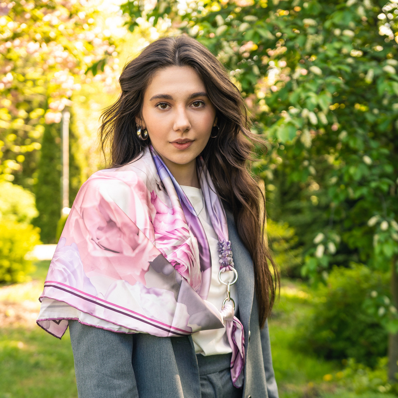 Дизайнерська хустка "Рожевий сад" від бренда My Scarf, подарунок жінці, прикрашений натуральним аметистом