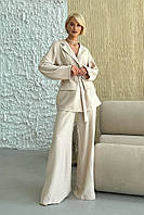 Летний женский брючный костюм из льна с пиджаком и поясом бежевый
