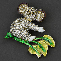 Брошка металева на золотистій основі коала на гілочці в стразах покрита кольоровою емаллю розмір 40х40 мм