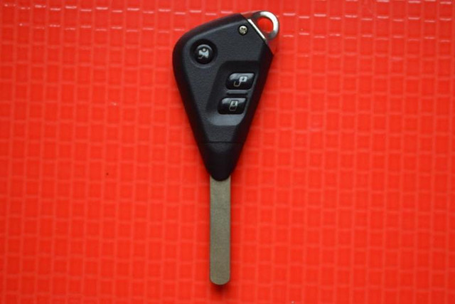 Ключ Subaru оригінал вид гітара 3 кнопки 433Mhz чіп 4D id62 лезо Dat17