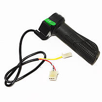 Ручки газа, переключатели направления движения, педали