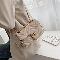 Женская стильная сумка бежевая на цепочке