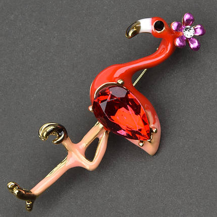 Брошка металева на золотистій основі фламінго з квіточкою і каменем покрита кольоровою емаллю розмір 60х20 мм, фото 1