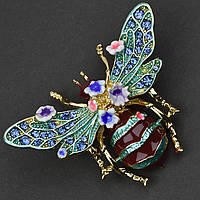 Брошь металлическая на золотистой основе муха с цветочками в стразах покрыта цветной эмалью размер 40х60 мм
